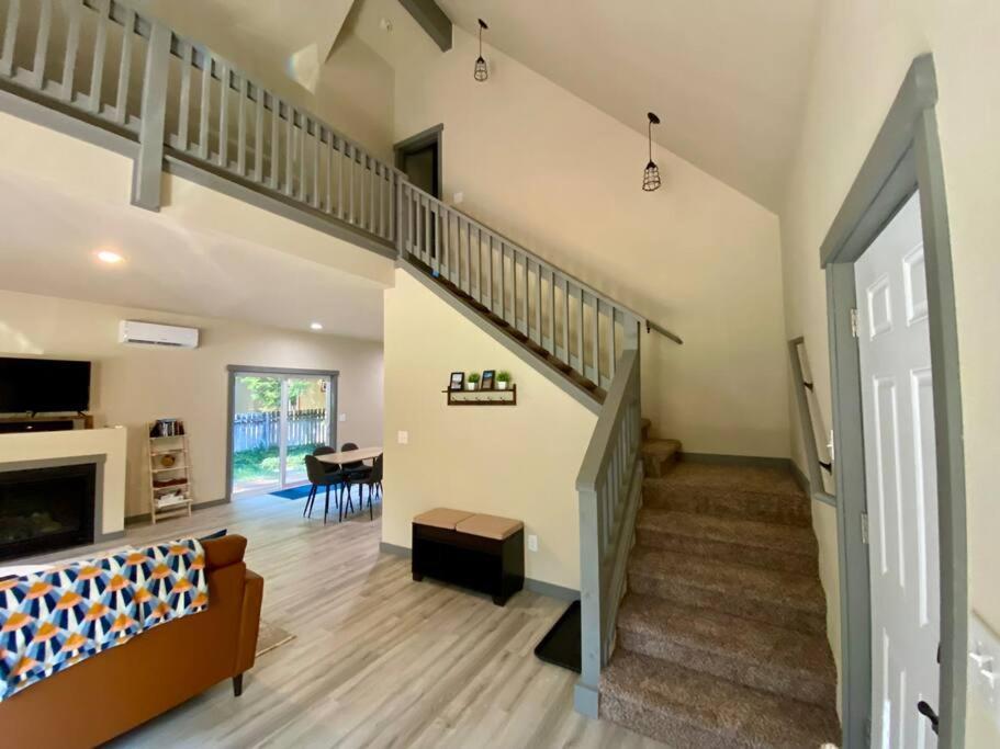 New Modern Cabin! 5Mi To Mt Rainier National Park! Hot Tub & Wifi Ashford Ngoại thất bức ảnh
